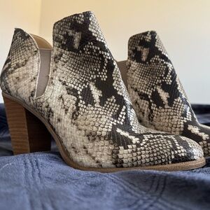Vince Camuto sz 10M/42 real leather, snake print ankle boots- like new